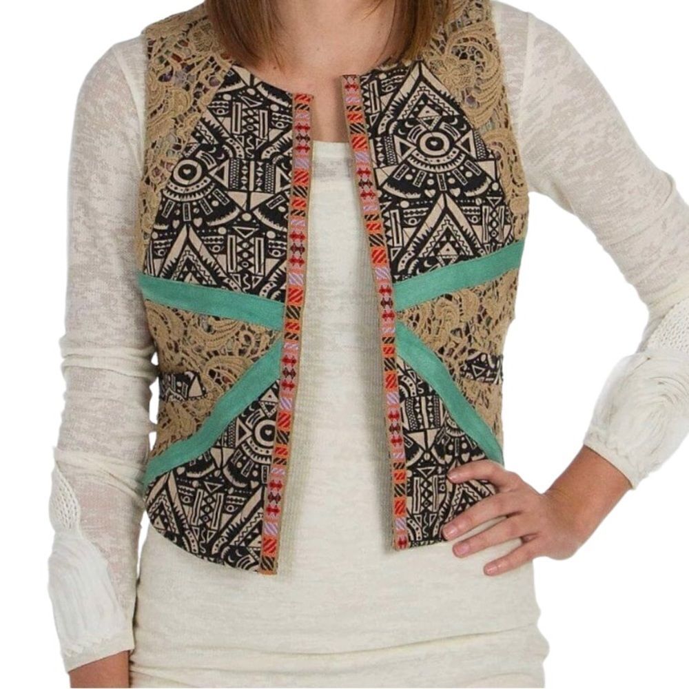Gimmicks by BKE Tribal Lace Embroidered Vest in Size Small